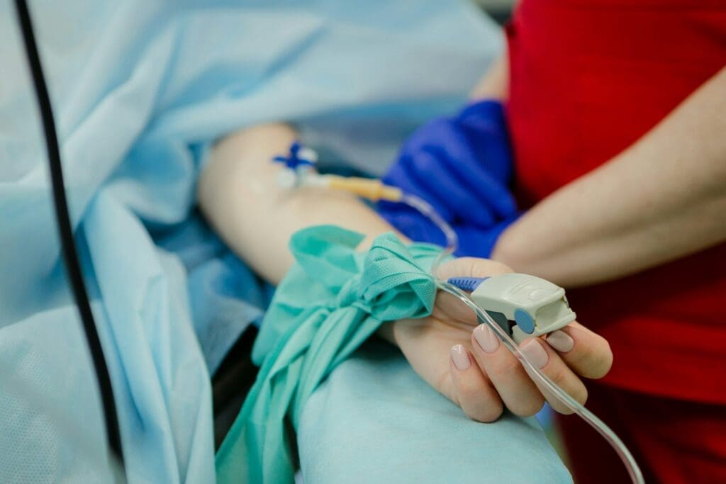 when to go to emergency room/er (for fever) (for high blood pressure) (for stomach pain), best time to go to emergency room, do i need to go to emergency room